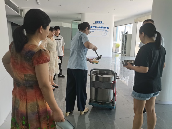 四川飛球員工抗酷暑堅守崗位，公司戰高溫凝聚關懷全力以赴保生產